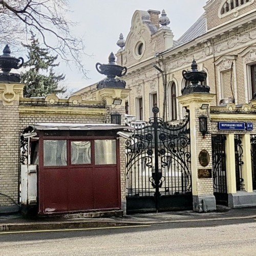 Гостиная горка на берегу Яузы