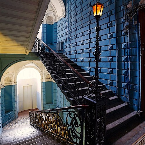 Доходные дома, дворы-колодцы и парадные лестницы