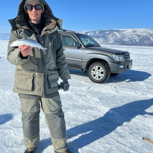 Зимняя рыбалка на льду Байкала своей компанией