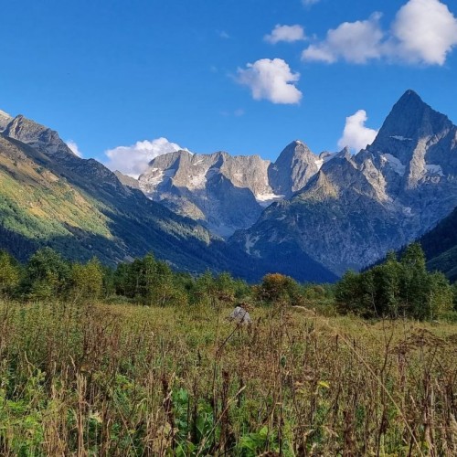 В Домбай всей семьёй: тур по природным красотам с аниматором и лёгкими прогулками в горах