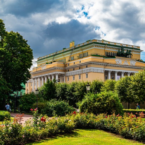 Легко ли быть звездой? Экскурсия по Петербургу с посещением Театрального музея