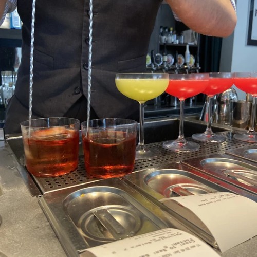 Мастер-класс по приготовлению коктейлей в закрытом баре Петербурга