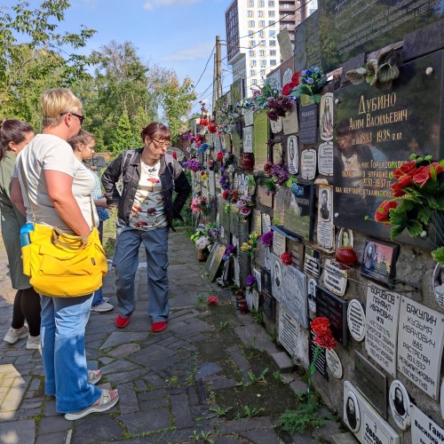 Грибы и гробы: по старинному кладбищу Нижнего Новгорода с микологом