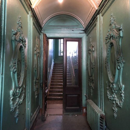 Доходные дома, дворы-колодцы и парадные лестницы