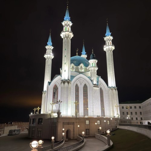 Казань в огнях вечерней подсветки и колесо обозрения