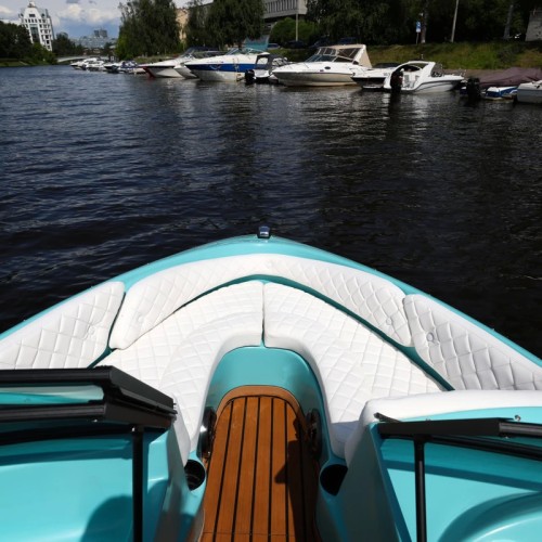 На стильном катере — к самому высокому зданию Европы