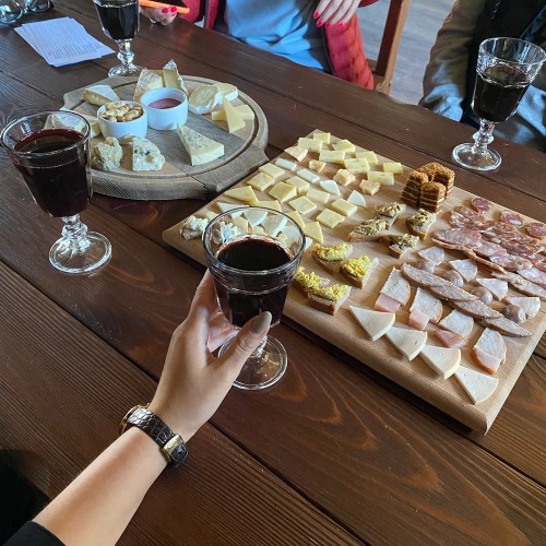 Сыр, бурёнки и вино: экскурсия с дегустацией на ферме под Петербургом