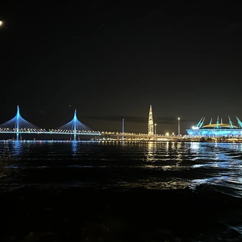 К разводным мостам — на ночном теплоходе