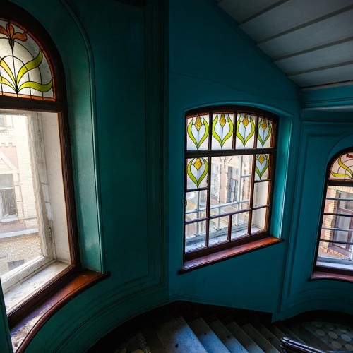 Доходные дома, дворы-колодцы и парадные лестницы