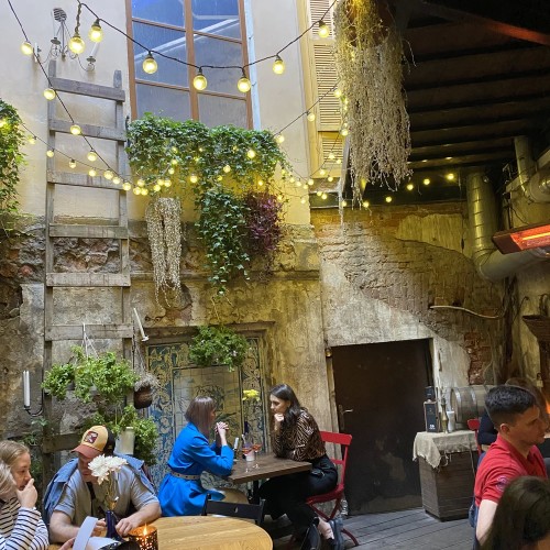 По секретным барам — на премиальном авто с панорамной крышей