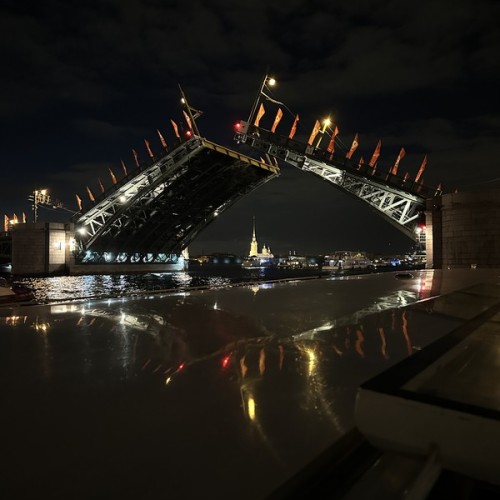 К разводным мостам — на ночном теплоходе
