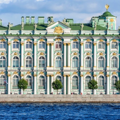 На премиальном катере — по акватории Невы через реку Карповка