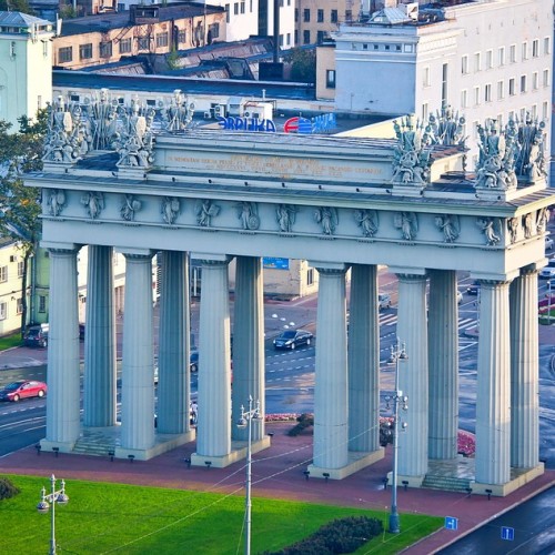 Трансфер на Tesla из аэропорта с экскурсией по Петербургу