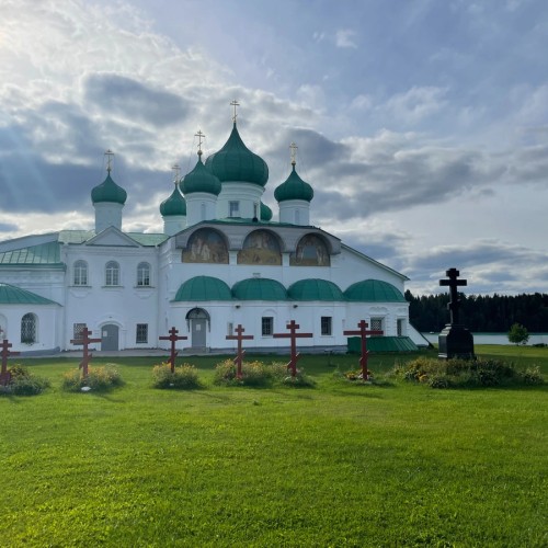 Из Петербурга — к монастырям и святому источнику