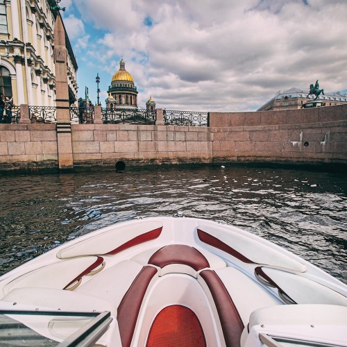 На просторах Невы: стильная фотосессия на катере
