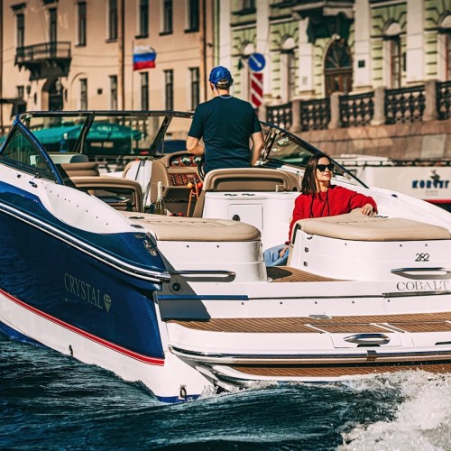 По Петербургу — на премиальном катере