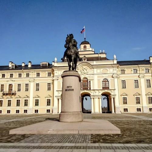 Из Петербурга — в Константиновский дворец в группе