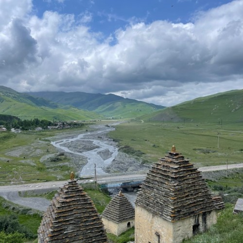 Автотрип по Северной Осетии: ущелья, башни, арт-объекты