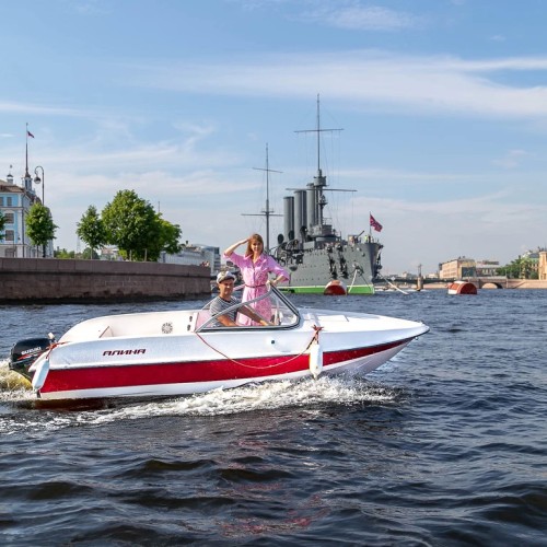 На катере — к центральным достопримечательностям, островам или просторам залива