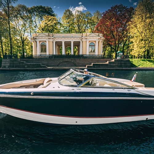 По Петербургу — на премиальном катере