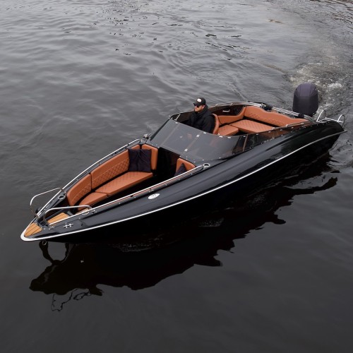 По водным артериям Петербурга — на чёрном катере