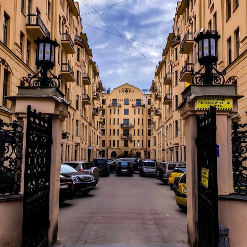 Питерский лайфстайл: по старинным парадным и дворам-колодцам доходных домов