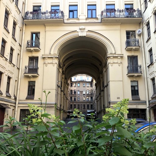 Фасады Пушкина, дворы Достоевского