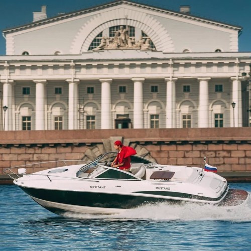 Петербург с воды и разводные мосты: на катере Mustang с капитаном