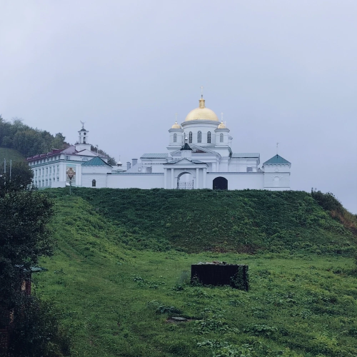 Монополисты, монахи и царицы: район Гребешок и улица Черниговская