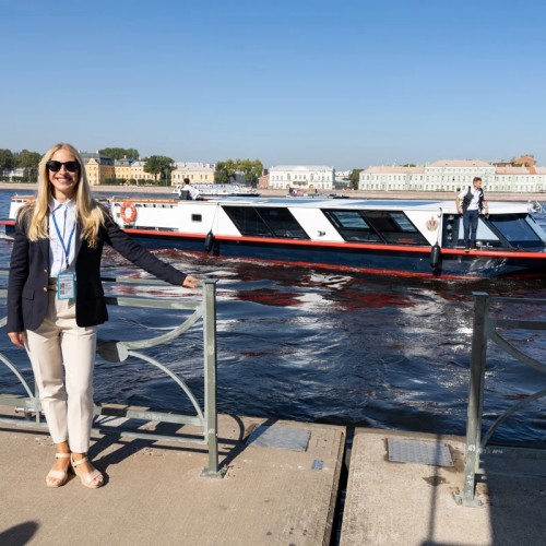 Вояж на элитном теплоходе в сопровождении гида и живой музыки