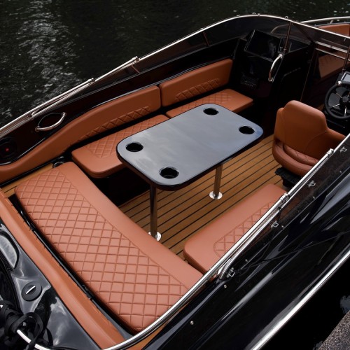 По водным артериям Петербурга — на чёрном катере