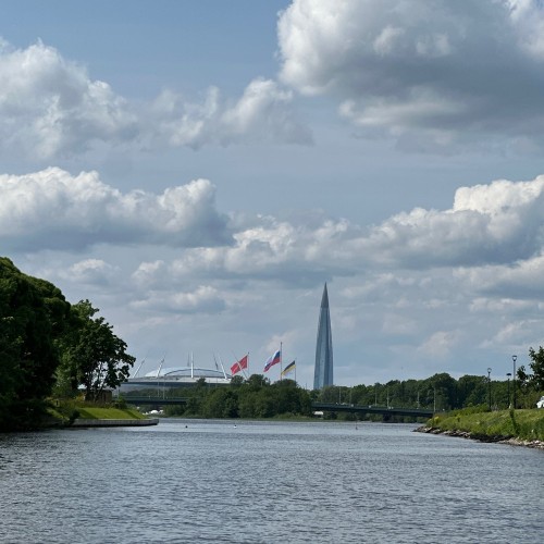 На премиальном катере — по акватории Невы через реку Карповка