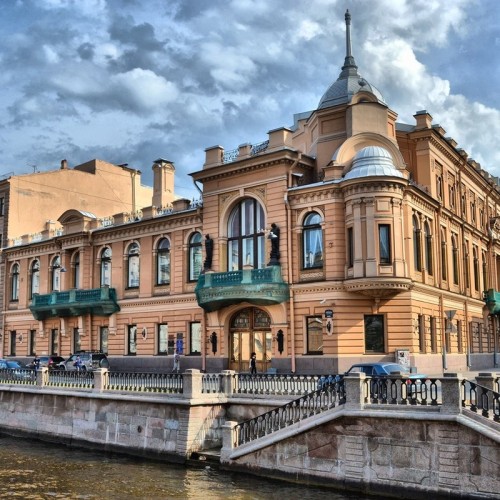 По берегам канала Грибоедова