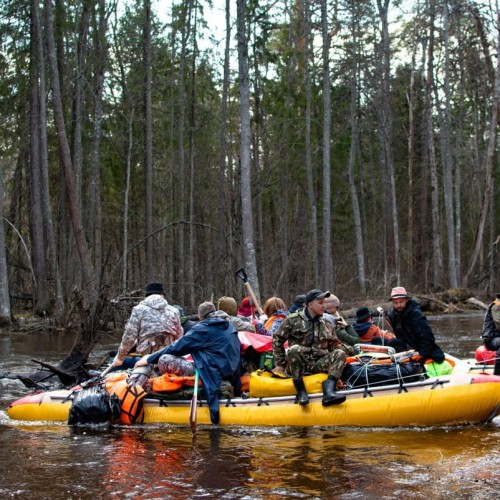 На катамаранах по Юрюзани: сплав «всё включено» с баней и проживанием в домиках