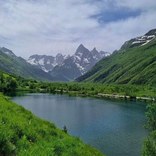 А давай в Домбай? Треккинг без рюкзаков