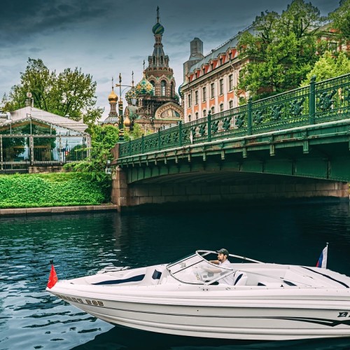 На премиальном катере — по акватории Невы через реку Карповка