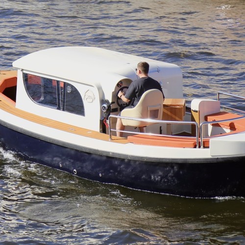 Путешествие по водным артериям Петербурга на катере «Юность»