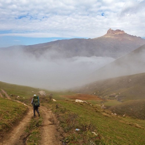 Выше облаков на 3760 метров на гору Шалбуздаг: треккинг налегке с проживанием в гостинице