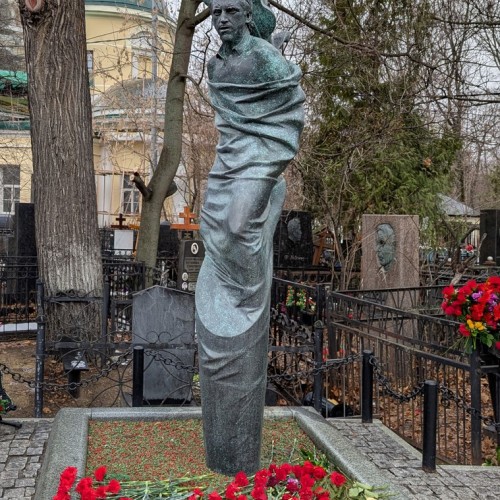Кумиры, герои и святые старинного Ваганьковского кладбища в Москве