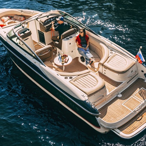 По Петербургу — на премиальном катере