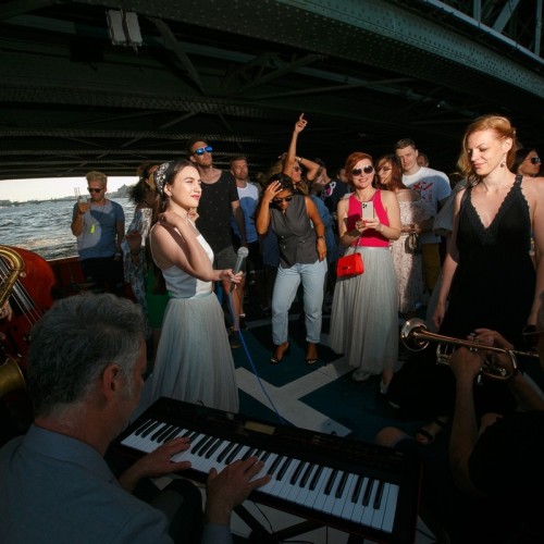 Плыви со звуком! Музыкальный рейс по каналам Петербурга