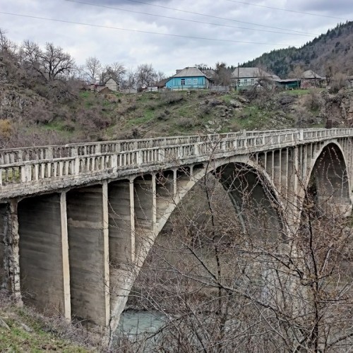На внедорожниках по неизведанной Южной Осетии: горы, старинные святыни и невероятные виды