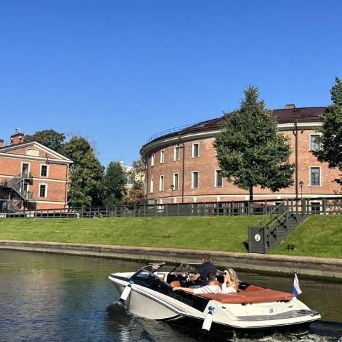 Классика Петербурга: прогулка на катере с аудиогидом или музыкой