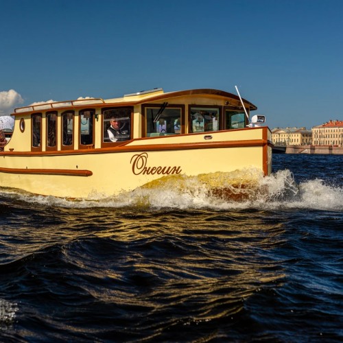 Город горожан: по Петербургу на уютном катере