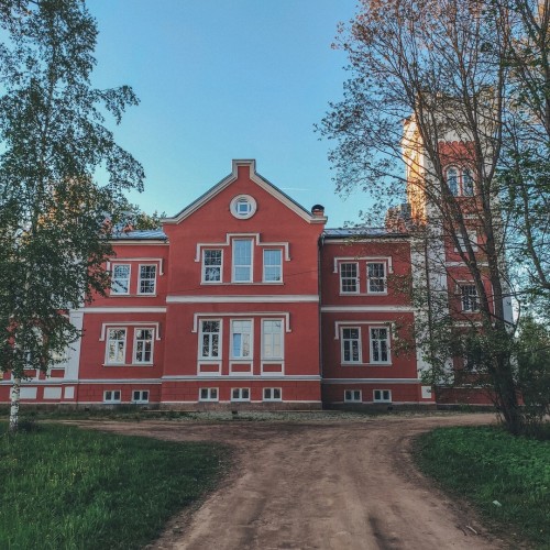 Старинные усадьбы, уютные города и природа: тур по живописным уголкам Новгородской области