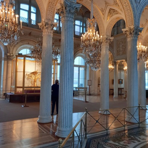 Романовы без трона: групповая прогулка по Дворцовой набережной