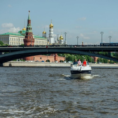 На каютной яхте «Вальяжная» по центру Москвы