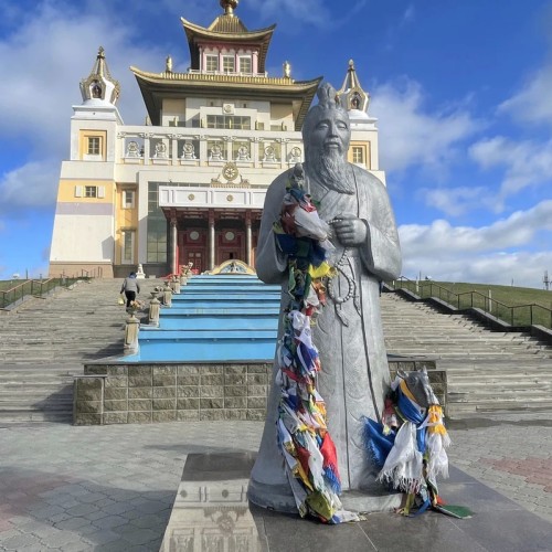 Цветущие тюльпаны и буддийские святыни: из Волгограда в Элисту
