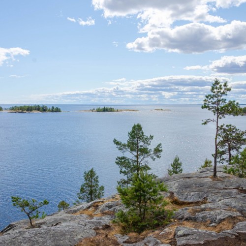 На остров за приключениями: семейный отдых на Ладоге с палатками, вожатыми и няней