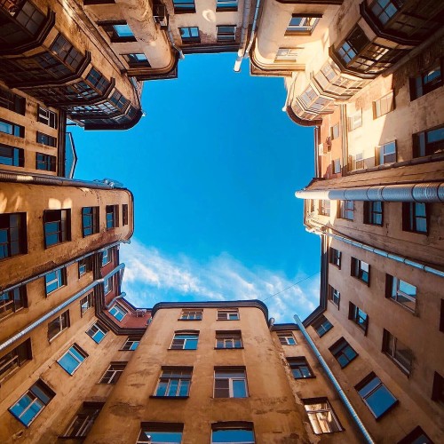 Доходные дома, дворы-колодцы и парадные лестницы